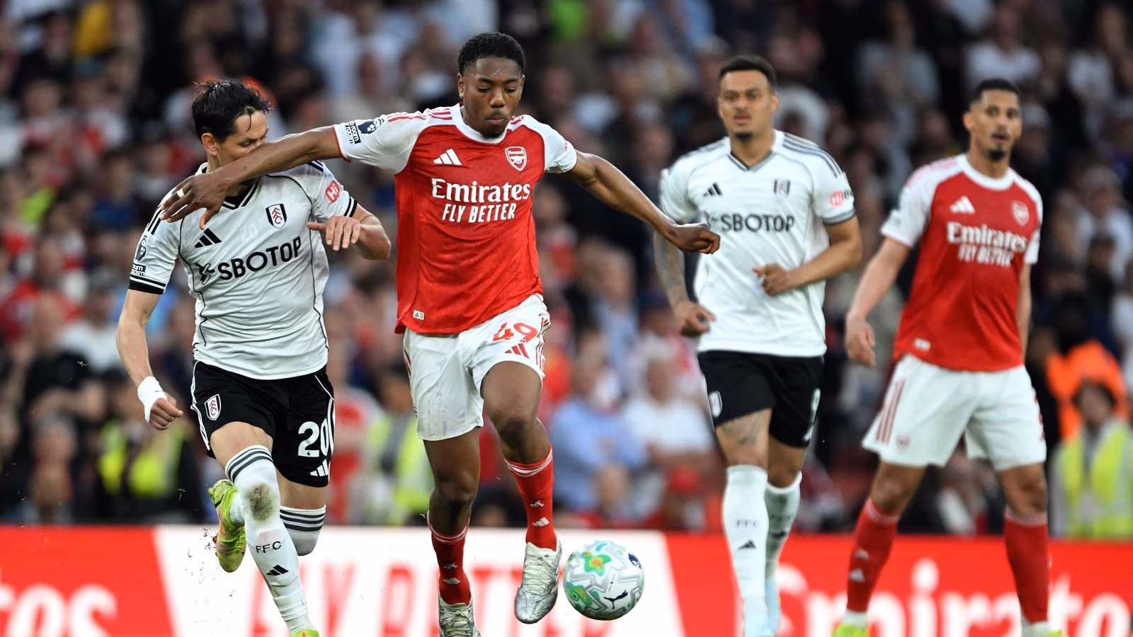 Myles-lewis-skelly-of-arsenal-battles-for-possession-with-sasa-lukic-of-fulham
